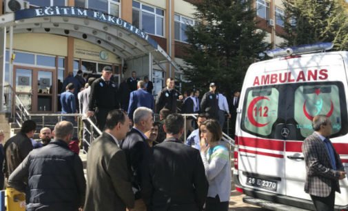 Assistente de pesquisa mata 4 em universidade de Eskisehir