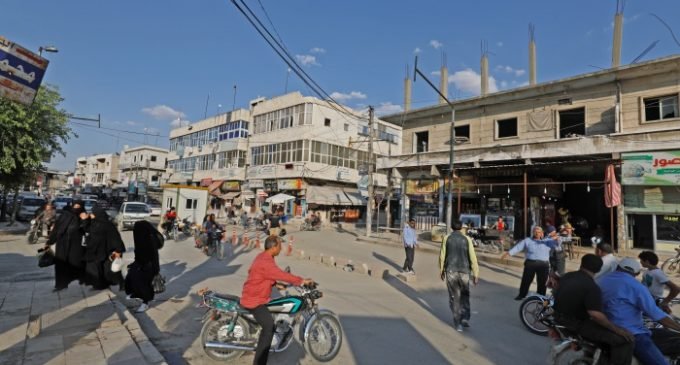 Soldados turcos e americanos patrulham perto de Manbij no norte da Síria