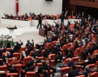 Rostos novos no parlamento turco refletem um cenário político em mudança