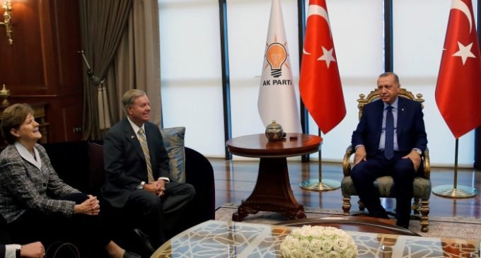 Senadoras dos EUA elogiam reunião com Erdogan, provocando reação no Twitter