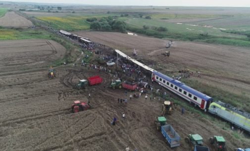 Número de mortos em descarrilamento de trem no noroeste da Turquia sobe para 24
