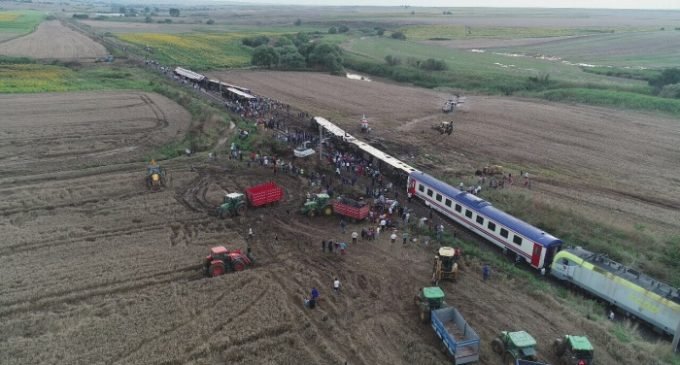 Número de mortos em descarrilamento de trem no noroeste da Turquia sobe para 24