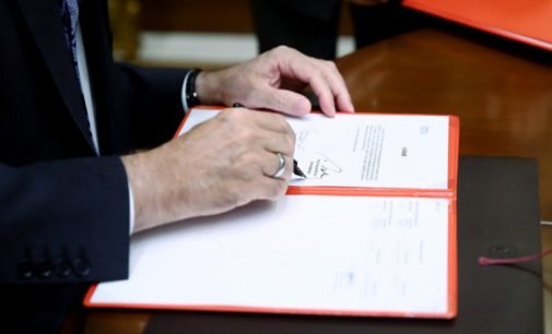 Novos decretos presidenciais redefinem autoridades de instituições públicas na Turquia
