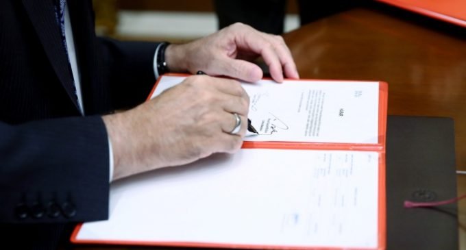 Novos decretos presidenciais redefinem autoridades de instituições públicas na Turquia