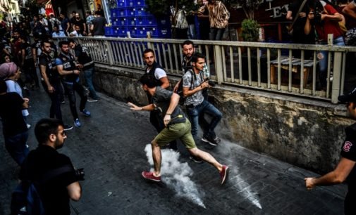 Ativistas recebidos com gás lacrimogêneo e balas de borracha na Parada do Orgulho Gay em Istambul