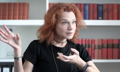 Romancista exilada diz que Turquia tem um regime fascista