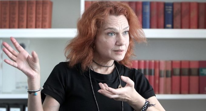 Romancista exilada diz que Turquia tem um regime fascista