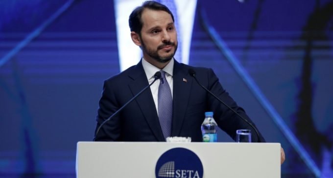 Dólar perdeu sua confiabilidade, diz ministro genro de Erdogan