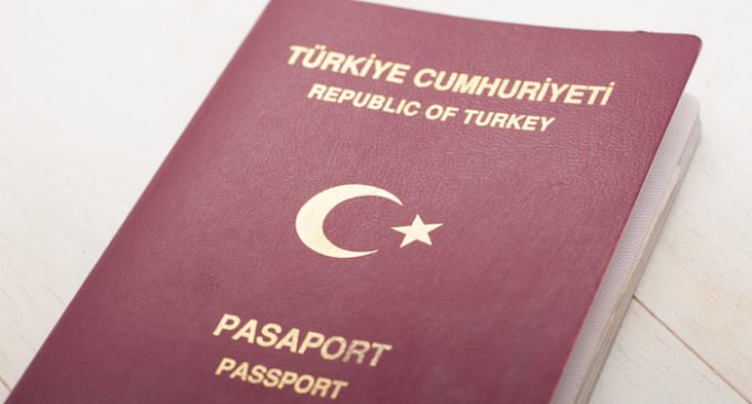Acadêmicos demitidos querem seus passaportes de volta