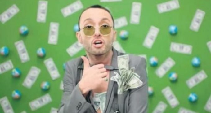 Cantor pop acusado de ser “golpista” por uso de notas de dólar em videoclipe