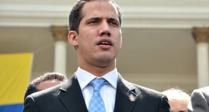 Líder da oposição venezuelana afirma que altos funcionários do governo fugiram à Turquia