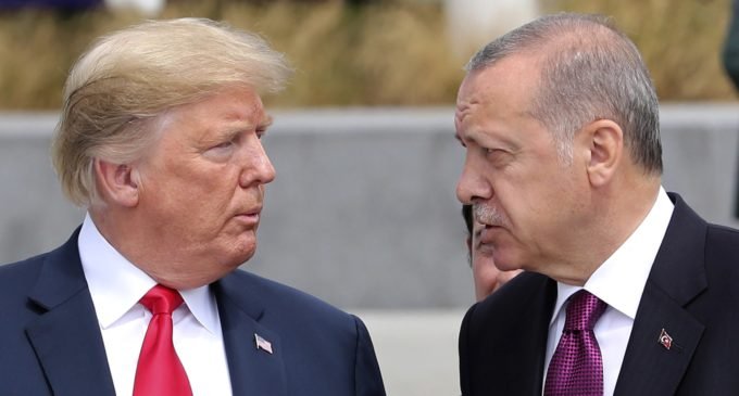 Trump pede por cessar-fogo no norte da Síria e impõe sanções à Turquia