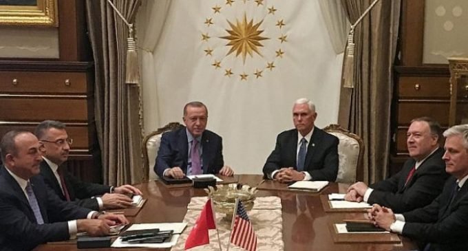 Turquia e EUA concordam com cessar-fogo no nordeste da Síria, diz Pence
