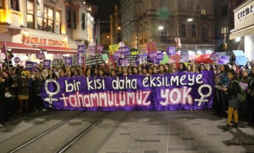 Manifestação de mulheres em Istambul dispersada com violência