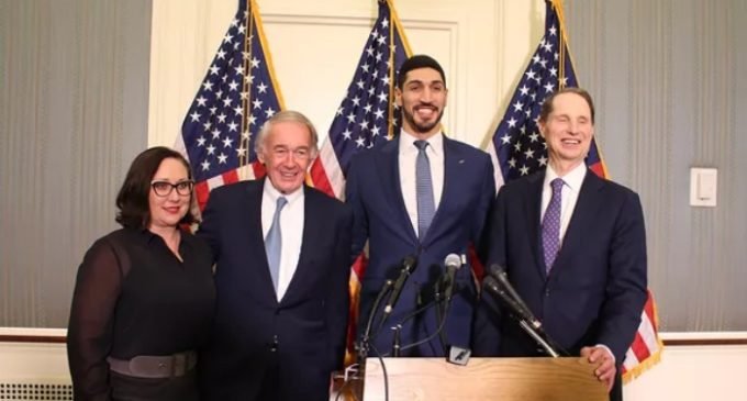EUA recrutam Kanter para aprovar projeto de lei