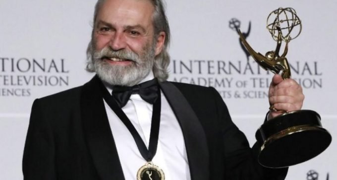 Ator turco Haluk Bilginer vence prêmio no Emmy