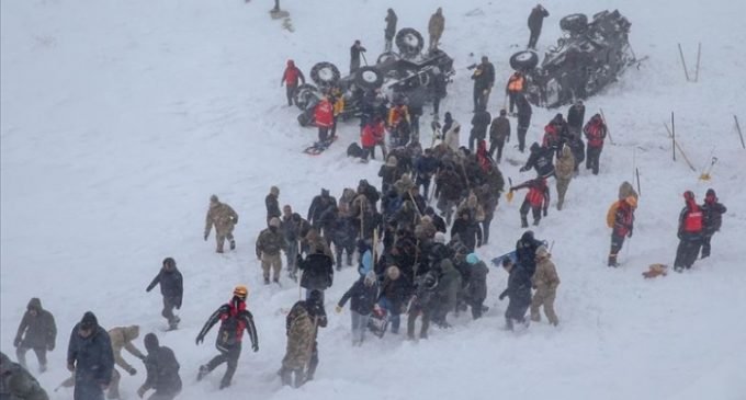 Avalanches matam pelo menos 33, incluindo o resgate, na Turquia