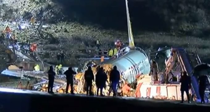 [Atualização] Avião se parte ao meio na Turquia e três morrem