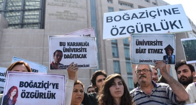 27 estudantes são presos por protestarem contra operação em Afrin
