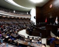 Homem detido após gritar ‘Meus filhos estão com fome’ durante discurso de Erdogan