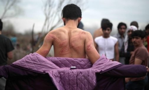 Migrantes agredidos por forças gregas na fronteira com a Turquia
