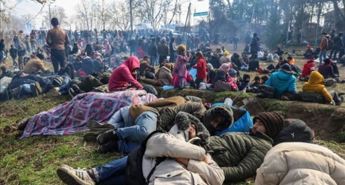 Turquia evacua centenas de migrantes da fronteira grega em meio a pandemia