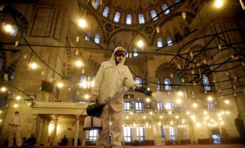 Mesquitas reabrem as portas na Turquia