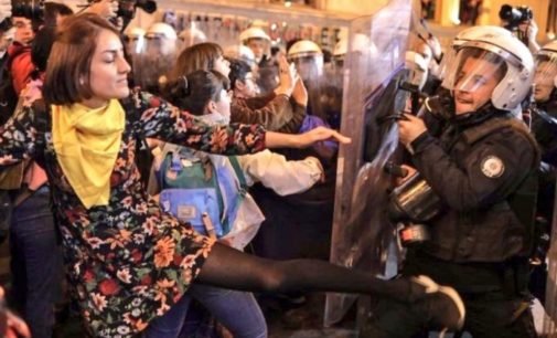 Polícia interrompe marcha do Dia das Mulheres em Istambul