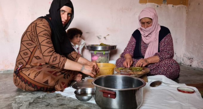 Refugiados sírios enfrentam medo e fome na Turquia