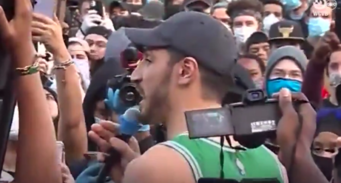 Enes Kanter continua a luta pelos direitos civis nos protestos nos EUA
