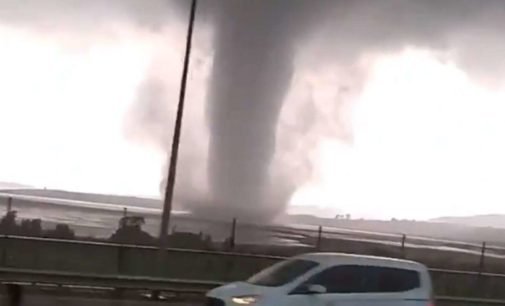 Tromba d’água ruge por lago na Turquia, matando refugiado sírio