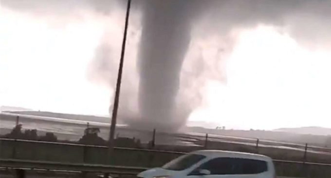 Tromba d’água ruge por lago na Turquia, matando refugiado sírio