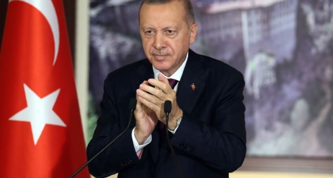 Cai a última barreira para Erdogan controlar mídias sociais na Turquia