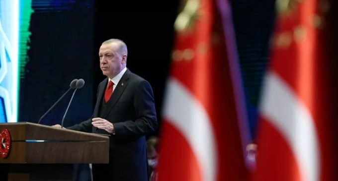 Erdoğan diz que a Turquia permanecerá na Síria “até que o povo sírio esteja livre”
