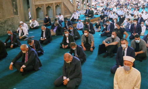 Orações na Santa Sofia “desencadearam novos casos COVID-19 da Turquia”