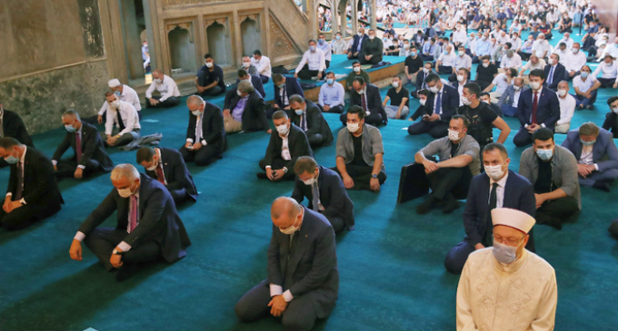 Orações na Santa Sofia “desencadearam novos casos COVID-19 da Turquia”