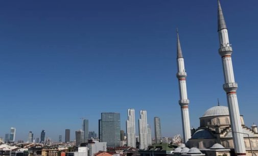 Medo e pobreza na Turquia enquanto pandemia atinge a base de Erdogan