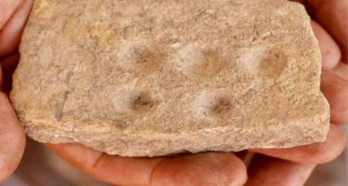 Na Turquia, pesquisadores desenterram paleta de pintura de pedra de 5 mil anos