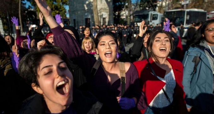Turquia: Onde as Mulheres são julgadas por lutarem contra o feminicídio