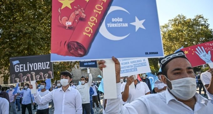 Tratado de extradição a ser assinado com a China ameaça uigures na Turquia