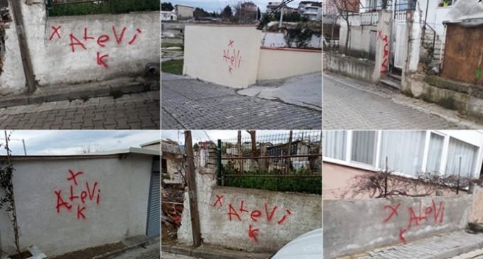 Casas pertencentes a Alevis marcadas com “X” no oeste da Turquia