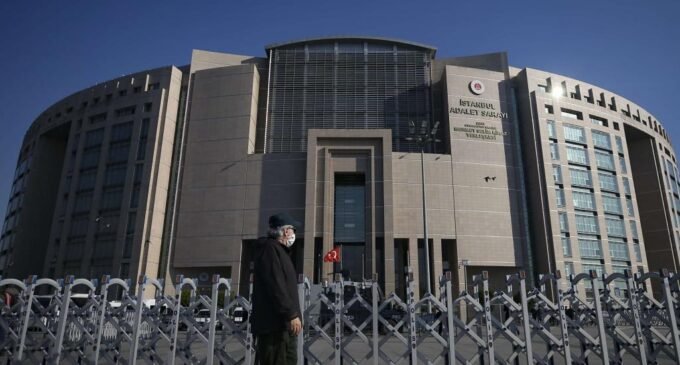 Como Erdoğan usa os tribunais da Turquia como uma arma