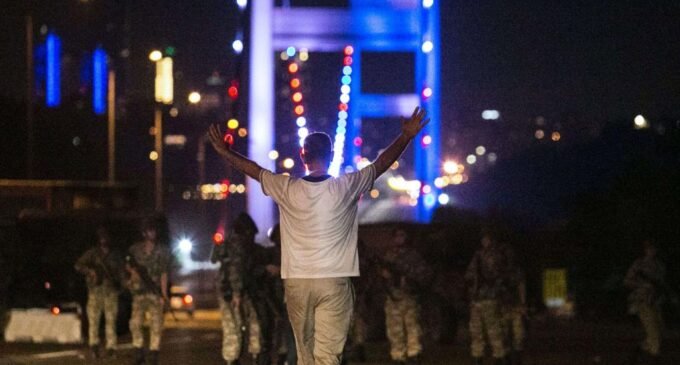 Queixas apresentadas contra Erdoğan e seis outros devido a acusação de distribuição de armas feita por Peker