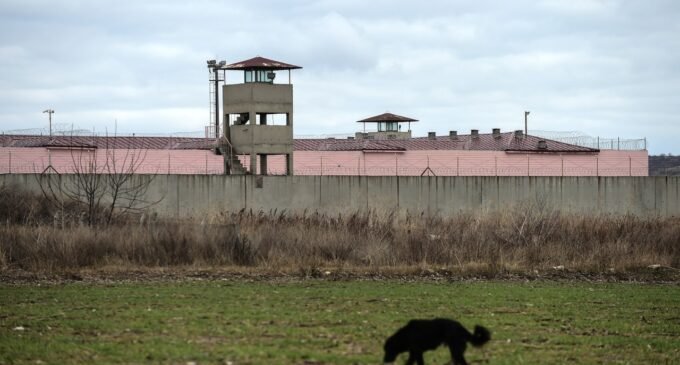 Detentos sujeitos a insultos, ameaças e agressões nas prisões turcas