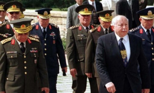 Generais aposentados devem cumprir sentenças de prisão perpétua por papéis em golpe pós-moderno de 1997