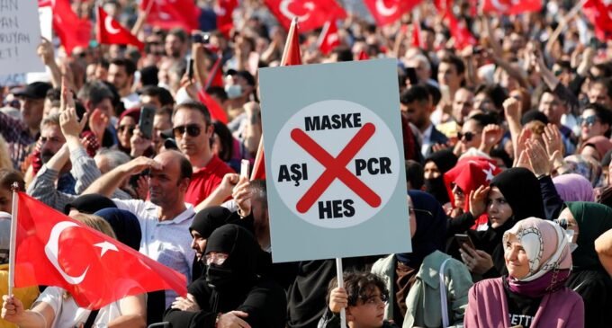 Milhares de pessoas protestam contra as novas regras de testes e vacinas turcas
