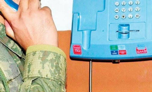 Político enfrenta investigação por uso de telefones públicos