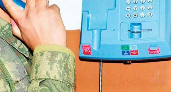 Político enfrenta investigação por uso de telefones públicos