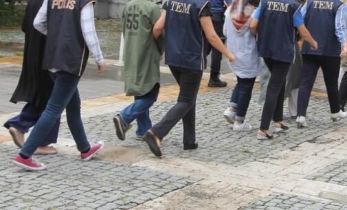 Turquia detém 16 por ajudarem as vítimas da repressão