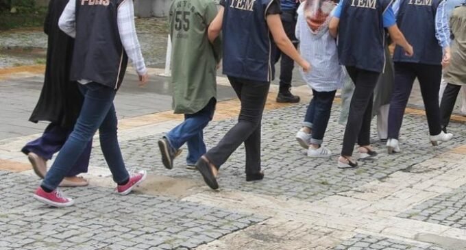 Turquia detém 16 por ajudarem as vítimas da repressão